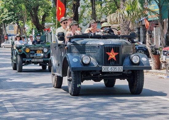 Hình ảnh của HALF DAY HANOI ON VINTAGE MOTORBIKE & HALF DAY COUNTRYSIDE IN VINTAGE JEEP